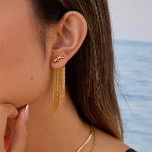 Detailansicht goldener mehrlagiger Quastenohrringe mit Knoten-Stecker-Design