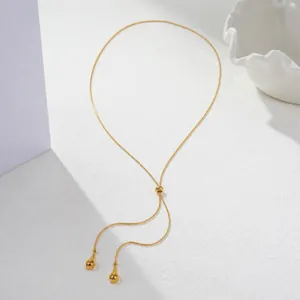 Gros plan d'un collier chaîne serpent minimaliste avec pendentifs goutte d'eau