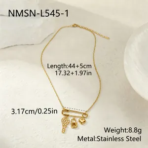 Collar de acero inoxidable dorado con colgante de imperdible y dijes de llave y corazón