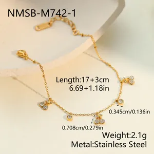 Gros plan d'un bracelet cerise en acier doré avec spécifications de taille et poids