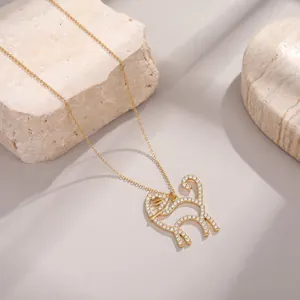 Gedetailleerde macro-weergave van een vergulde holle kattenhanger met strass-steentjes