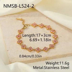 Nahaufnahme eines goldfarbenen Edelstahlarmbands mit rosa Blumenanhängern und Größenangaben