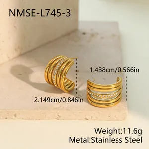Detailansicht goldener mehrreihiger Edelstahl-Creolen mit Kristallbesatz und Maßen