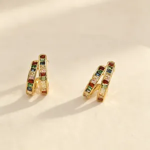 Vue détaillée des oxydes de zirconium arc-en-ciel sur boucles d'oreilles dorées.