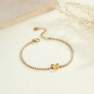 Detailansicht eines goldenen Edelstahl-Tennisarmbands mit Herzanhänger und CZ-Steinen