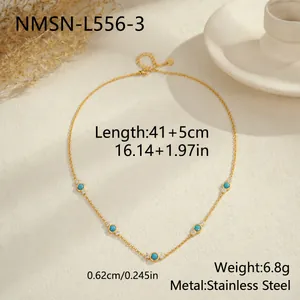 Vista detallada del collar de acero inoxidable dorado con piedras de turquesa y circón