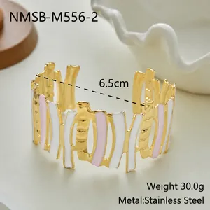 Bracciale rigido artistico in acciaio dorato con strisce smaltate rosa e bianche
