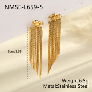 Detailansicht der langen goldenen Edelstahl-Quastenohrringe mit Knotendesign