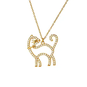 Detailopname van een prachtige vergulde kattenhanger ketting met kristallen