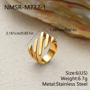Détails d'une bague géométrique en acier inoxydable doré avec spécifications de taille