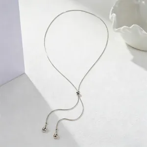 Gros plan d'un collier chaîne serpent en acier inoxydable au design minimaliste en Y.