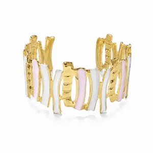 Bracciale rigido dorato artistico con barre verticali in smalto rosa e bianco