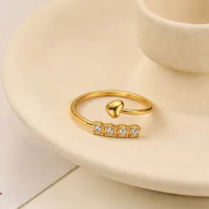 Elegante e raffinato anello regolabile in acciaio inossidabile dorato con cuore e zirconi