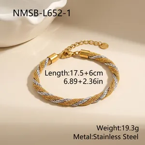 Detailaufnahme eines zweifarbigen geflochtenen Mesh-Armbands aus Edelstahl