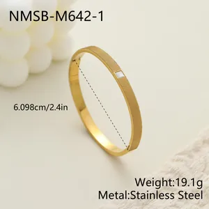 Vista detallada de brazalete de acero inoxidable dorado con medidas y peso indicados.