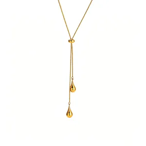 Gros plan sur le collier chaîne serpent en acier doré avec pendentifs goutte d'eau chic