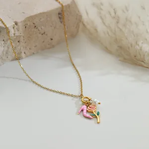 Detailansicht einer Goldkette mit Anhängern aus rosa Emaille-Blumen und High Heels