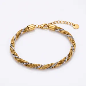 Detailansicht eines zweifarbigen gold-silbernen geflochtenen Mesh-Armbands mit Markenanhänger