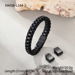 Nahaufnahme eines minimalistischen schwarz geflochtenen Lederarmbands mit Edelstahlschnalle.