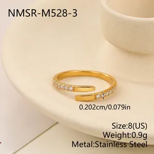 Dettaglio che mostra lo spessore e l'incastonatura di cristalli pavé dell'anello.