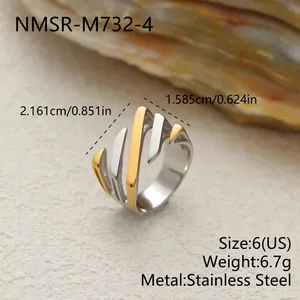 Vue détaillée d'une bague ouverte en acier inoxydable bicolore avec dimensions
