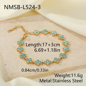 Detailansicht des vergoldeten Edelstahl-Blumenarmbands mit funkelnden hellblauen Kristallen