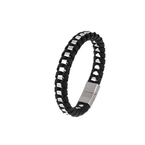 Detailansicht eines minimalistischen schwarzen Lederarmbands mit Edelstahlelementen