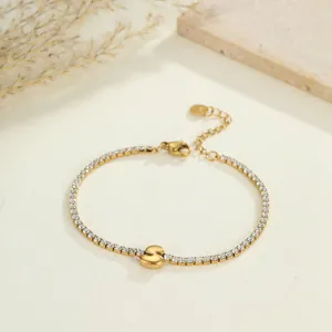 Detail eines goldenen Edelstahl-Tennisarmbandes mit einem polierten 'S'-Initialanhänger