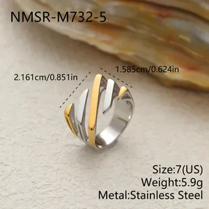 Vue détaillée d'une bague en acier inoxydable bicolore au design géométrique de feuille.