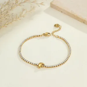 Detailansicht eines goldfarbenen Edelstahl-Zirkon-Armbands mit einem Buchstaben-F-Anhänger
