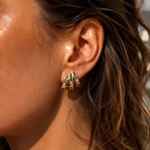 Boucles d'oreilles élégantes en acier plaqué or avec zircons arc-en-ciel sur oreille