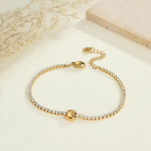 Detailansicht eines minimalistischen Tennisarmbands aus Goldstahl mit Buchstabenanhänger