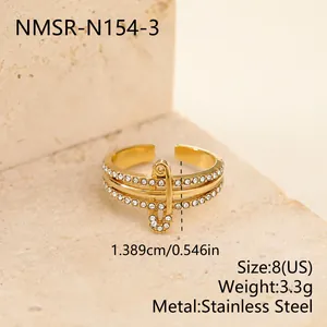 Dettaglio di un anello in acciaio inossidabile dorato con strass e misure precise