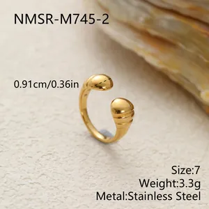 Detalle que muestra las dimensiones y el material de acero inoxidable del anillo oro.