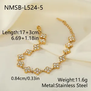 Detailansicht des goldenen Edelstahl-Blumenarmbands mit Kristallen und Produktmaßen.