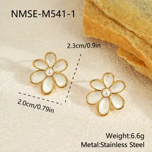 Vue détaillée des boucles d'oreilles fleur en émail blanc avec perle et dimensions