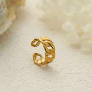 Detalle de cerca de un anillo abierto trenzado de acero inoxidable dorado de estilo vintage