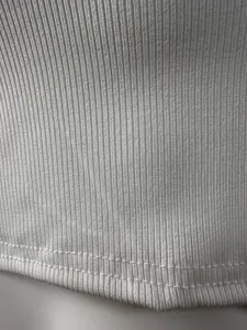 Primer plano de la textura de tela acanalada blanca con costuras de alta calidad y elasticidad.
