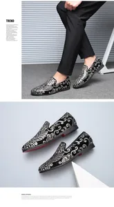 Detailansicht der Herren-Loafer mit aufwendiger silberner Pailletten-Blumenstickerei