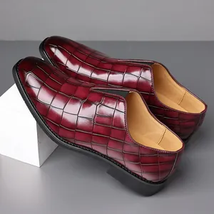 Stilvolle Herren Slipper in Weinrot mit Kroko-Steinmuster geprägtem Leder-Finish