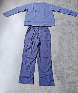 Draufsicht auf ein blaues, loses Herren-Leinen-Set mit langärmligem Oberteil und langer Hose