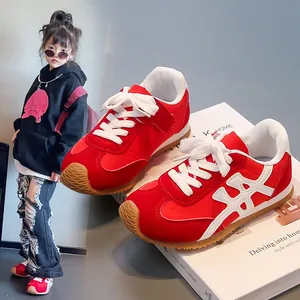 Elegantes zapatillas de running retro rojas para niños con cordones blancos y suela
