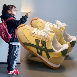 Zapatillas deportivas retro amarillas para niños con detalles verdes para niños y niñas