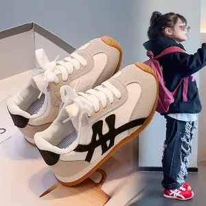 Zapatillas de correr retro para niños en beige y crema con un diseño deportivo informal