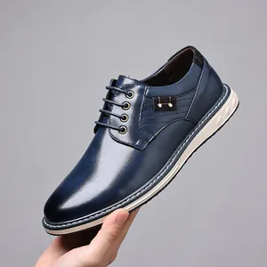 Elegante blaue Herren-Freizeitschuhe aus Leder mit Schnürdesign und glänzendem Finish.