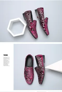 Detailansicht der burgunderroten Samt-Loafer mit silbernen Pailletten-Blumenmustern