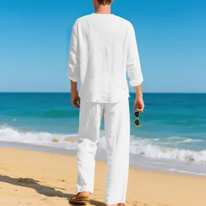 Detailansicht der Rückseite eines weißen, lockeren Leinen-Urlaubssets für Herren am Strand