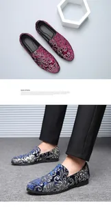 Detailansicht von Herren-Pailletten-Loafers mit weinrotem und blauem Blumenmuster