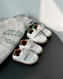 Λεπτομερής προβολή αναπνεύσιμων παιδικών λευκών παπουτσιών με λαστιχένια σόλα και βέλκρο.