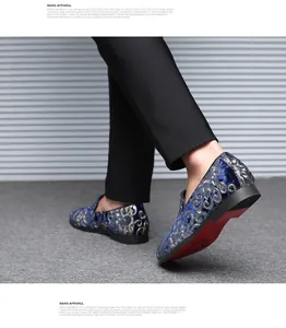 Nahaufnahme stilvoller Herren-Loafer mit blau-goldenem Pailletten-Stickmuster